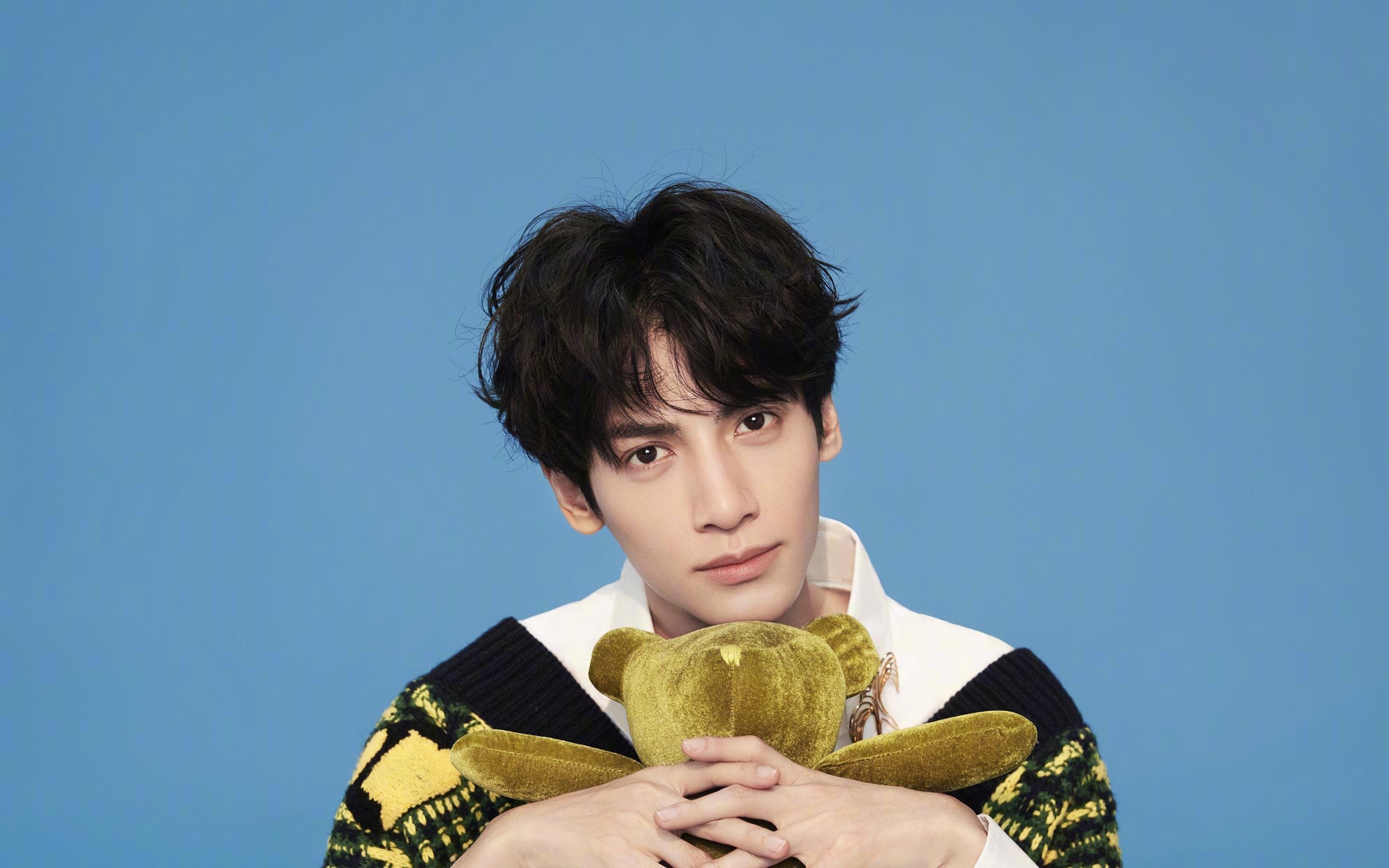 多支队伍采用高位逼抢战术比赛节奏全面加快更具观赏性，高位低抢